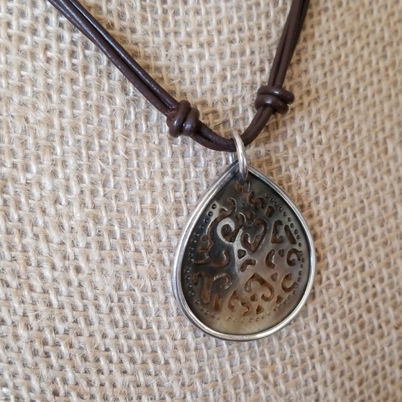 Silpada ~ Black Lip Shell Pendant Necklace - Picture 2 of 5